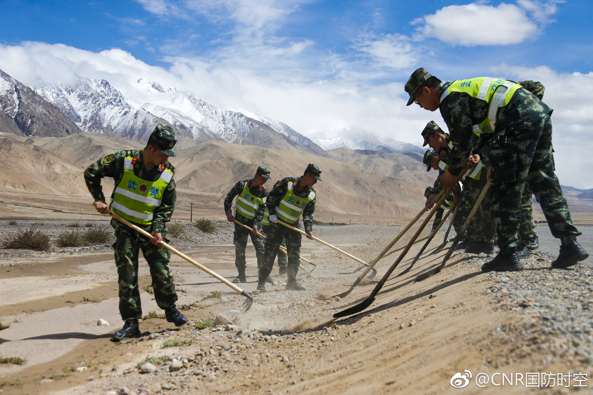 直击新藏线见证在达坂上工作的武警官兵
