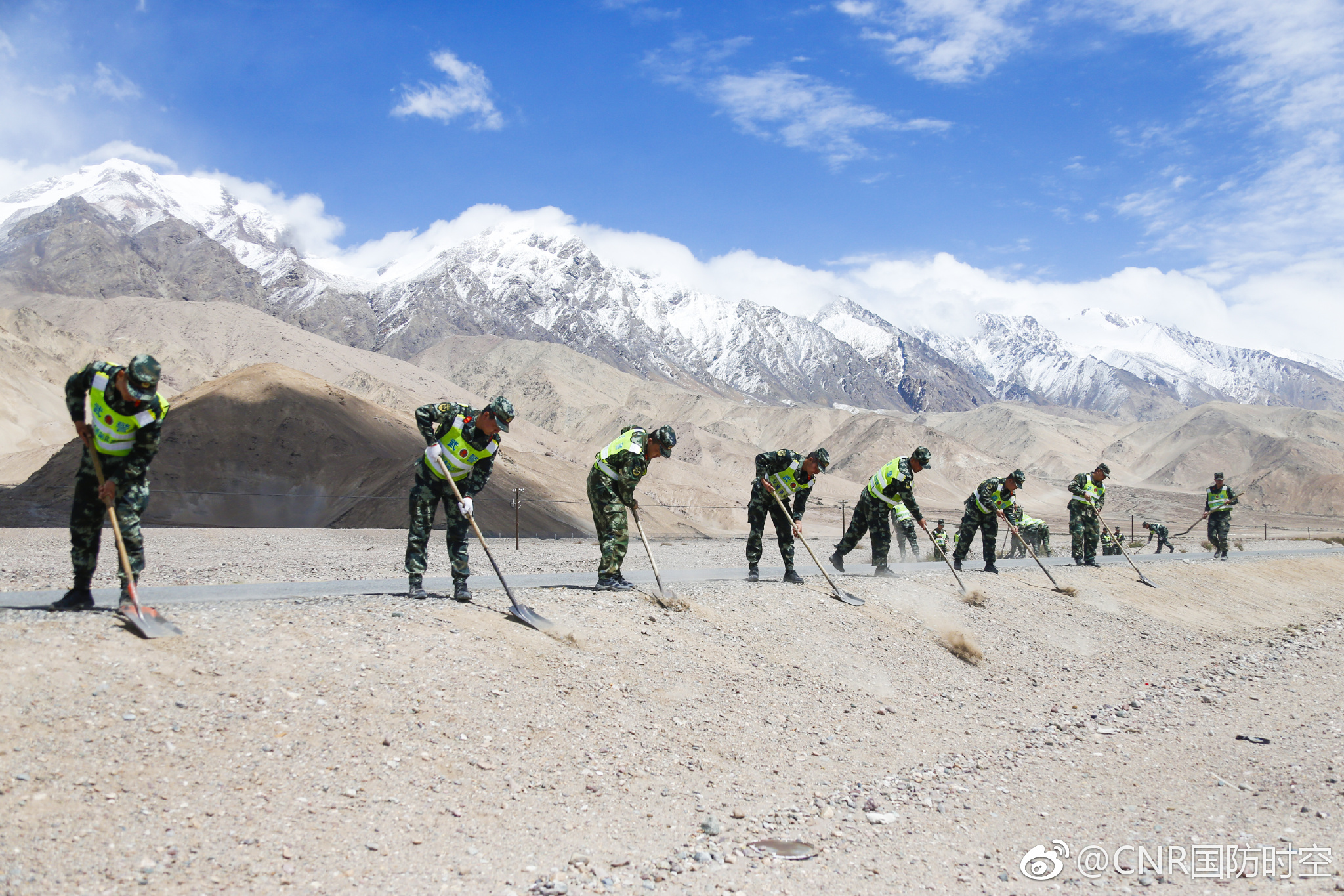 直击新藏线见证在达坂上工作的武警官兵