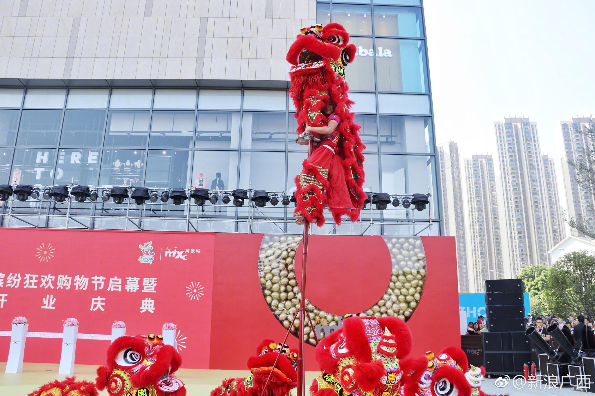 高杆舞狮秀,创意阿卡贝拉人声合唱……开业庆典开启万象完美的第一天