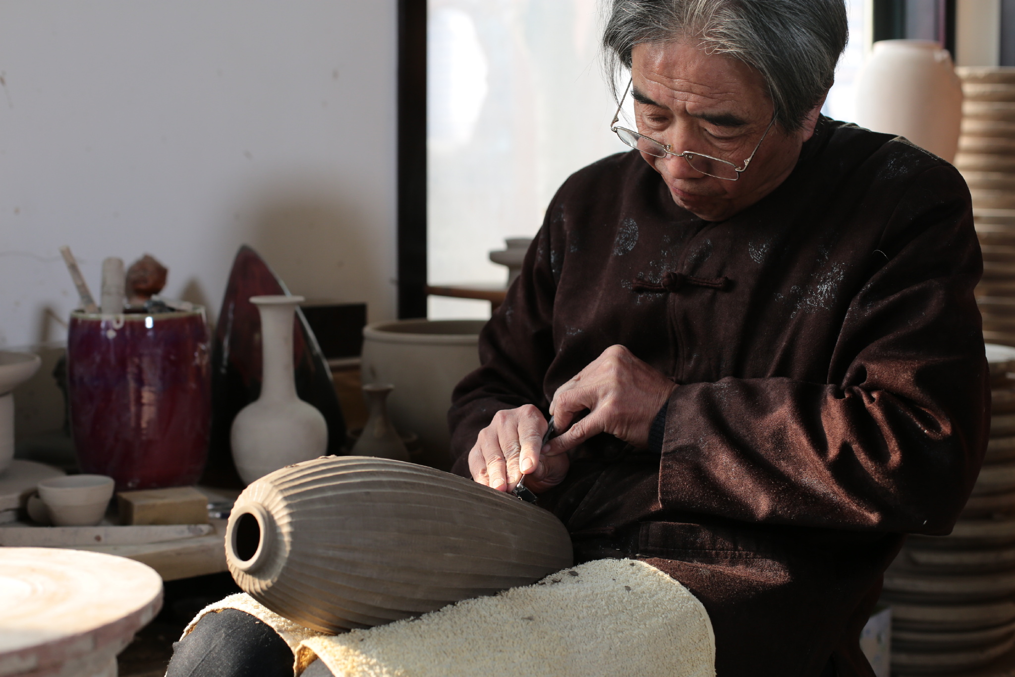 钧瓷修坯——一把铁尺,一支铅笔,一柄刻刀,在任星航老师妙手经营下,便