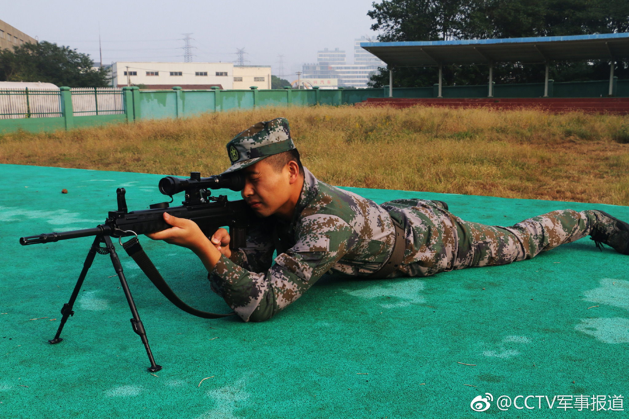 硝烟弥漫,轻武器实弹射击考核火力全开|火力全开|轻武器|部队_新浪新闻
