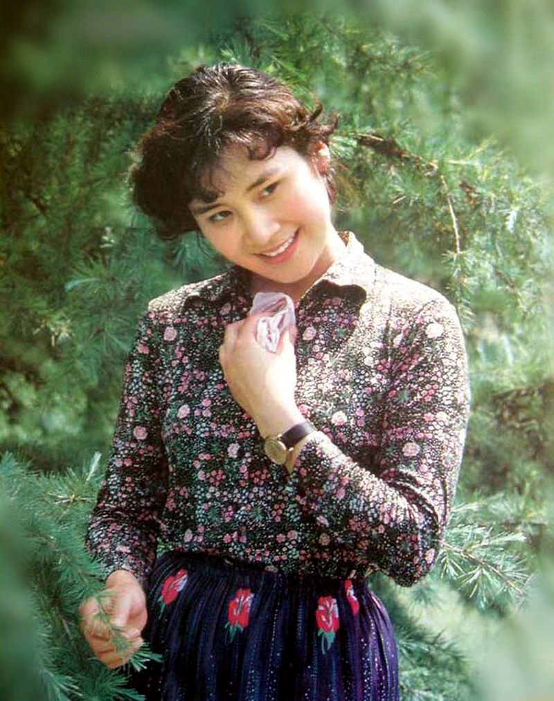 她是首届金鹰影后,丈夫受不了她拍戏致离婚,单身近30年美得从容