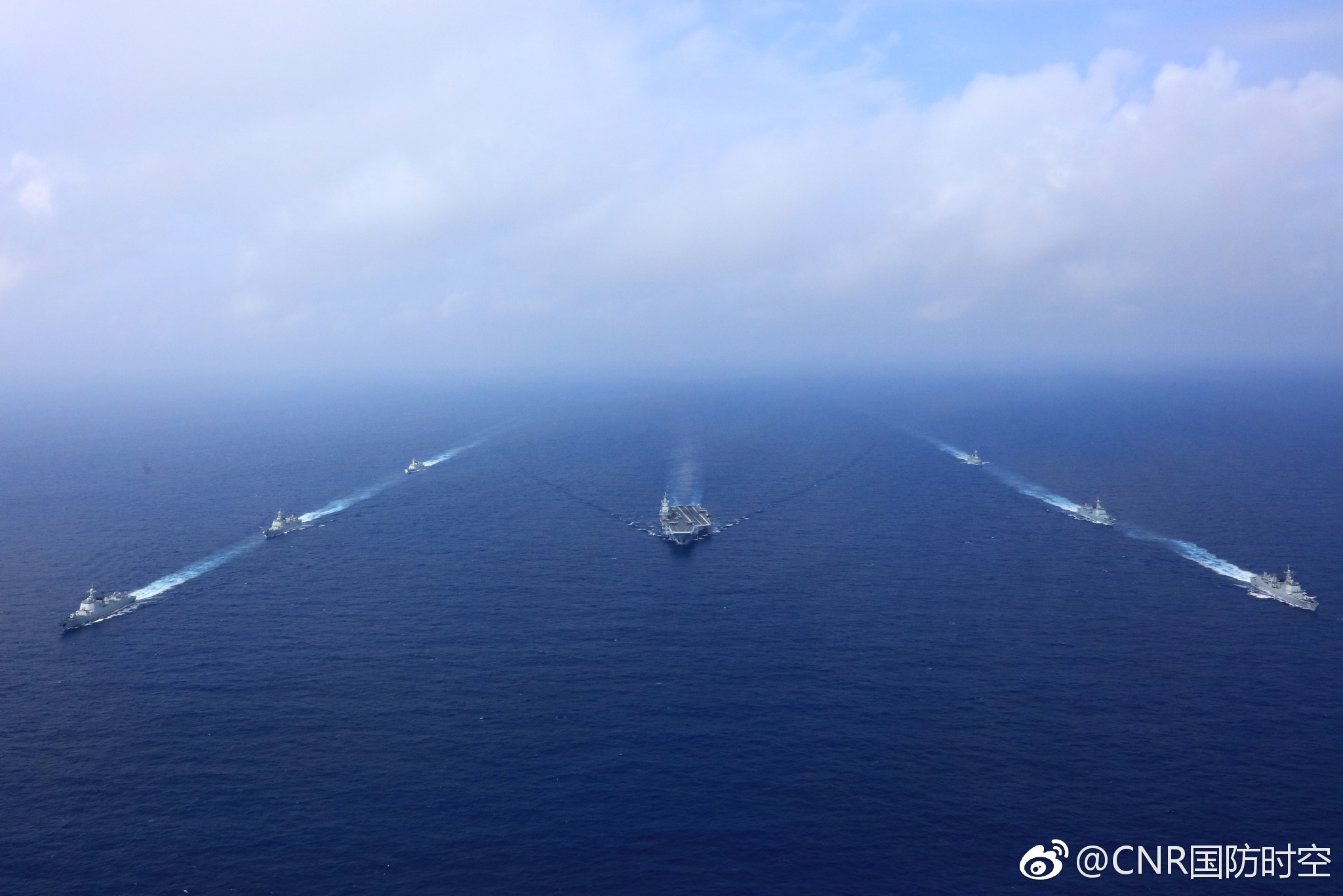 中國海軍航母編隊20日在巴士海峽以東的西太平洋某海域展開