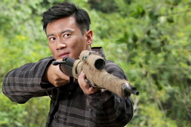 他和她的妻子刘晓洁都是南京军区工艺美术组的演员,他俩一路走来一起