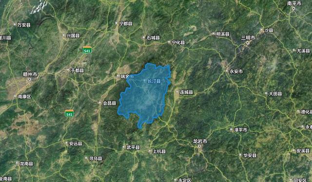 龙岩,地处福建省的西部,闽粤赣三省交界,地理位置优越,是闽南沿海联接