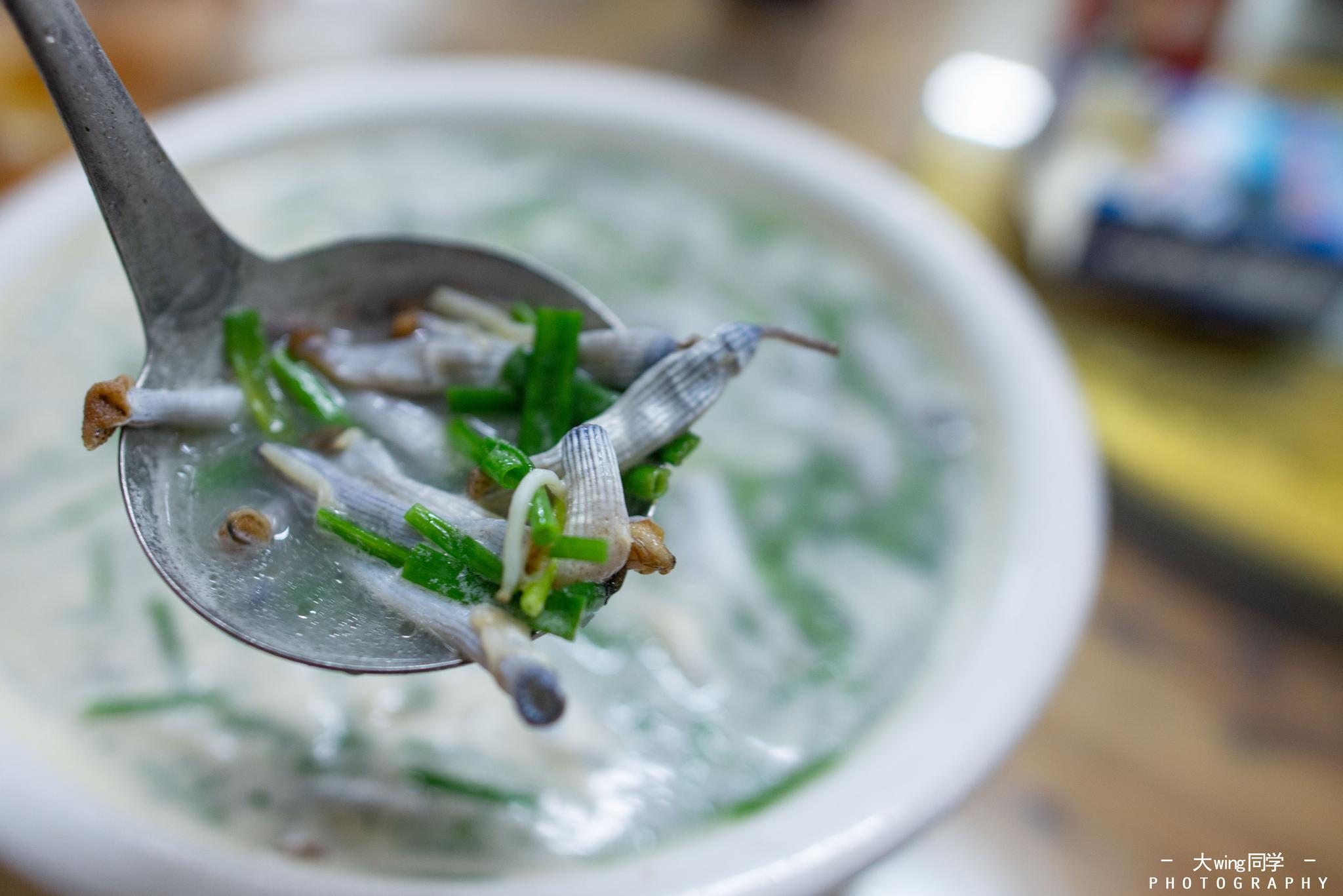 泥丁,又名泥虫,长得像沙虫,体型却比沙虫小,生长在靠海附近开岔的咸