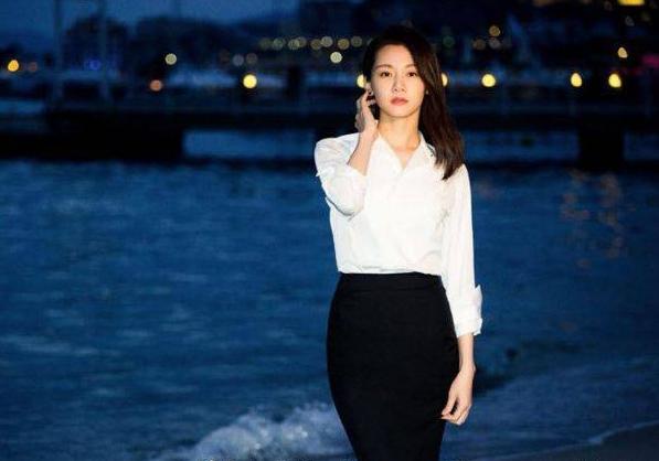 苗苗海边黑裤白衣照曝光，撞衫巩俐，网友：都没张国荣漂亮