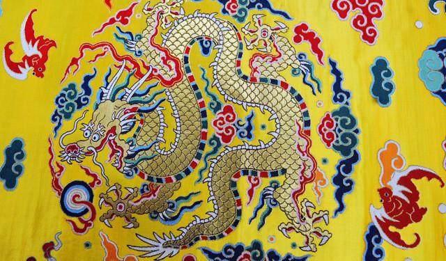 实拍洪秀全的龙袍,天衣无缝金光闪闪,无意间泄露了他的身高秘密