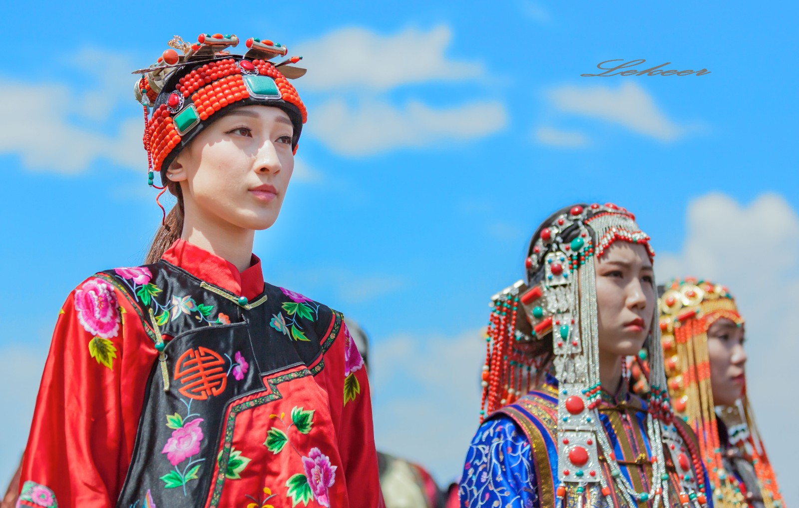 蒙古族现代服饰款式创意颜色搭配脑洞大开美爆中国北方夏天