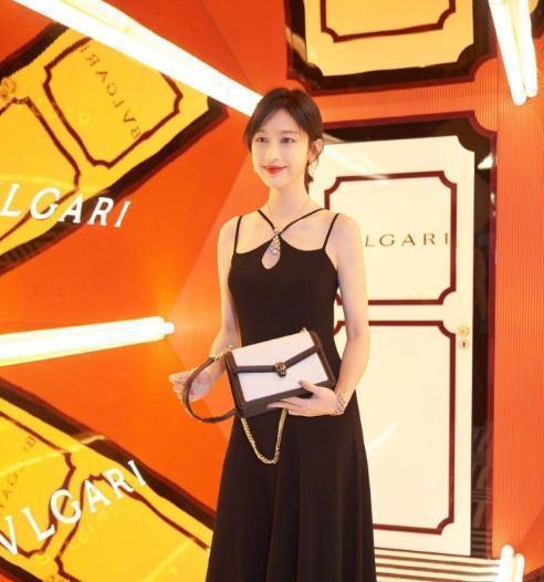 张俪一身黑色长裙搭配轻盈马尾出席品牌晚宴优雅浪漫