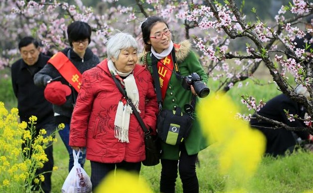 农村老人和城里老人10张生活对比图,不比不知道,差别触动你的心