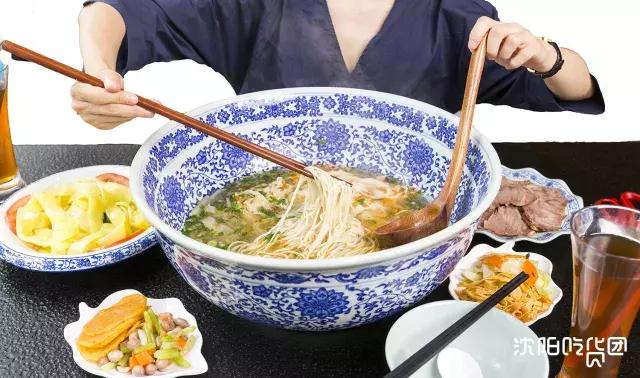 比盆还大的超级牛大碗盛着最接近兰州味儿的牛肉面