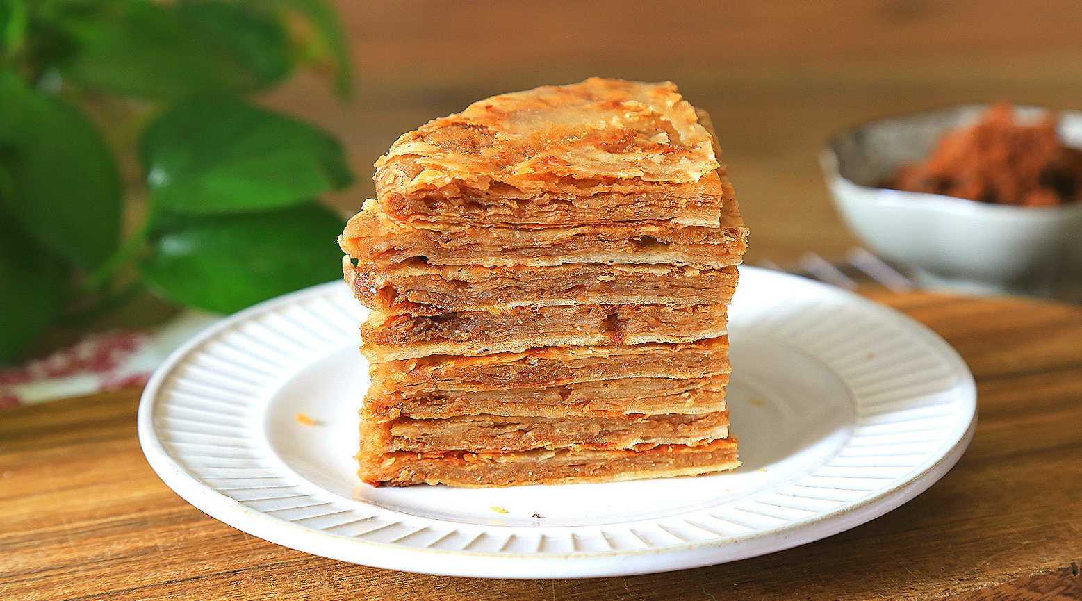 老北京芝麻酱糖饼,看着不好看但是吃着特香!我从小吃到大