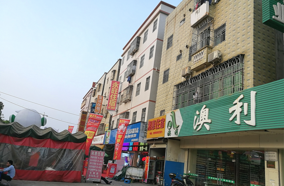 实拍,惠州大亚湾开发区内的城中村,这里很热闹,一点也不冷清