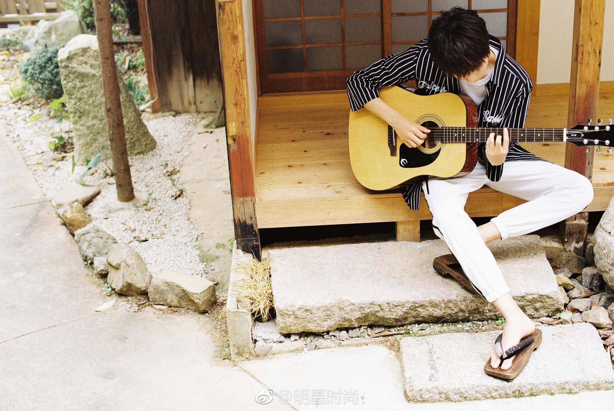 王俊凯日系写真大片,小凯穿着黑白条纹大衣,眼神干净纯粹