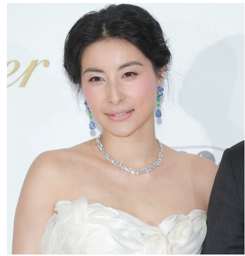 一双"腰果眼"让爷爷豪掷10亿,难怪这么疼孙女