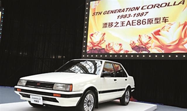 里,漂移神车AE86写的是卡罗拉的英文名?