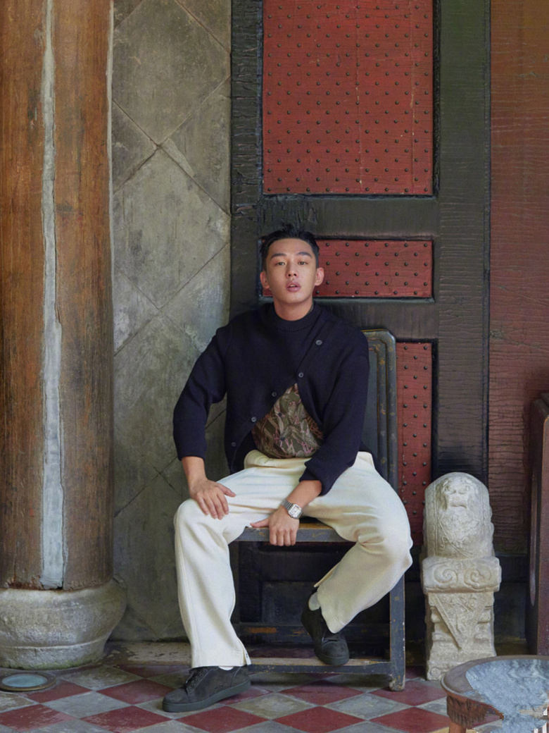 刘亚仁首次拍摄中国杂志封面,穿花衬衫彰显不羁男性魅力!