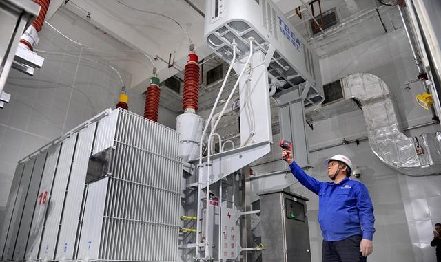 乌鲁木齐轨道交通首座变电站成功送电
