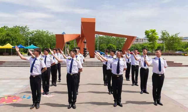 高颜值空姐空少绿茵场上秀技能,四川这所学校火了!