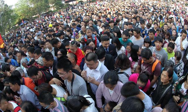 十一假期各景区注定人满为患,去哪能不看人