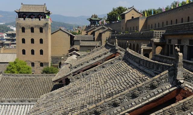 美丽而富饶的晋中盆地,位于国家历史名城祁县城东12公里处的乔家堡村