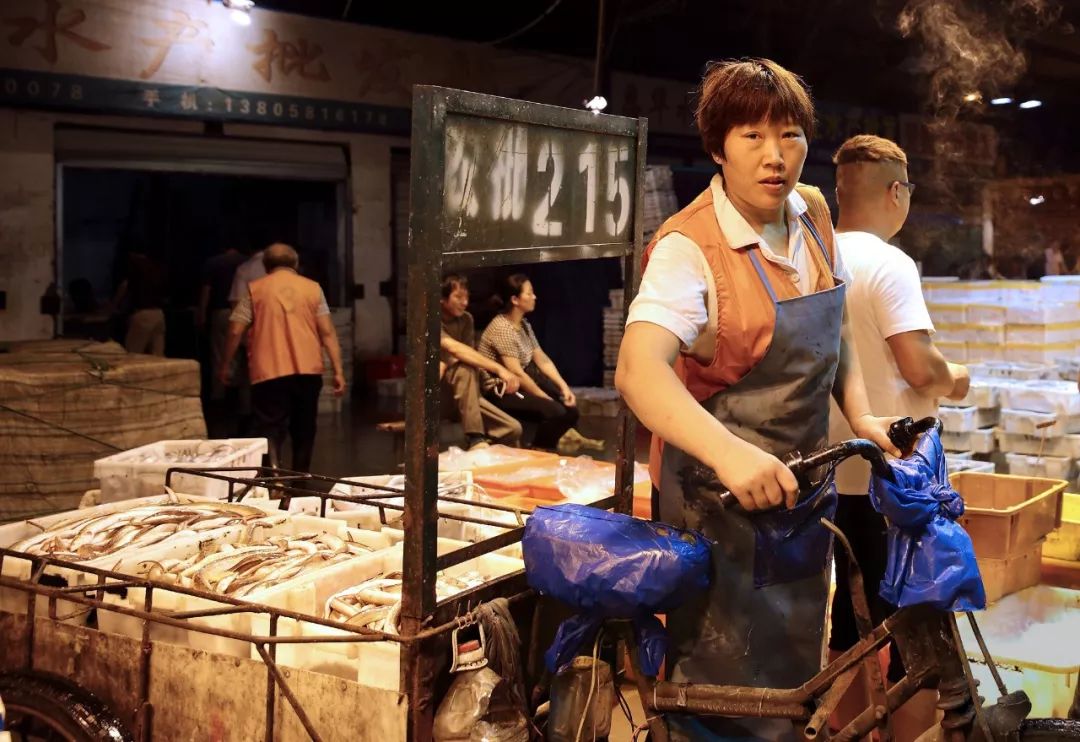 慈溪半夜市场的女工(组照)