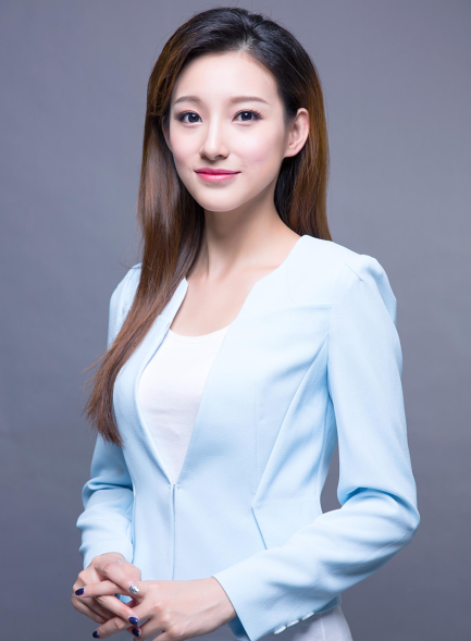 她是央视美女主持人,走秀时内裤滑落"一举成名",10字霸气回应