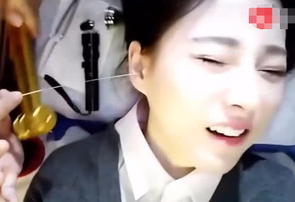 冯提莫直播又搞新花样采耳时的表情引粉丝疯狂截图