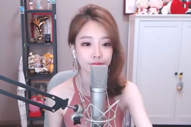 冯提莫睡觉忘关摄像头,被粉丝截下这一幕,网友