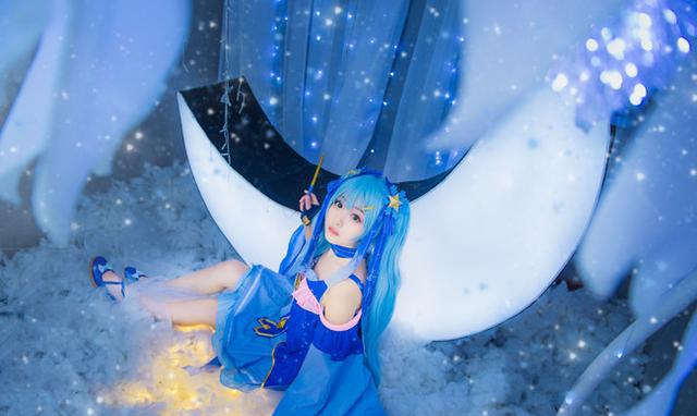 超美公主陛下 初音未来 星与雪的公主 cosplay