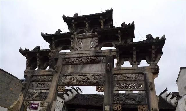 这一带就叫牌轩下村,村名沿用至今,牌轩下自然村现在属于草塔镇南山村