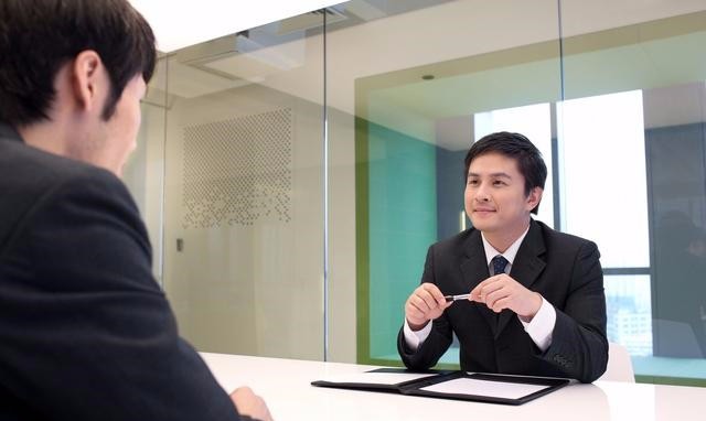 面试官"你愿意无偿加班吗",90后霸气回答,老板马上录用!