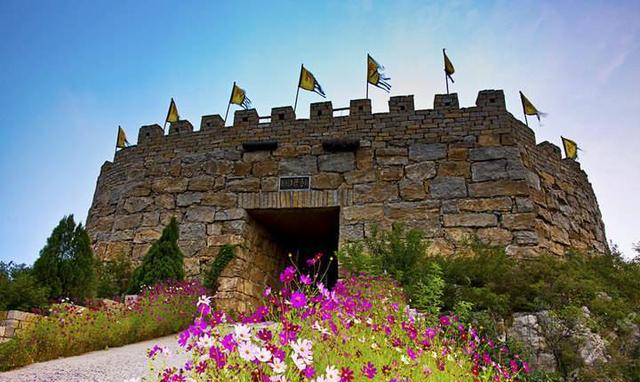 景区内景点众多,最著名的应该是地下冰洞,纪王墓遗址,跑马场,天上儿童