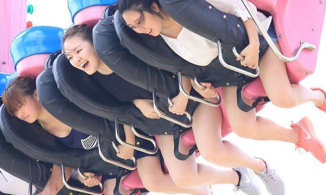 和朋友们一起坐过山车, 美女们表情真是丰富, 满屏都是腿