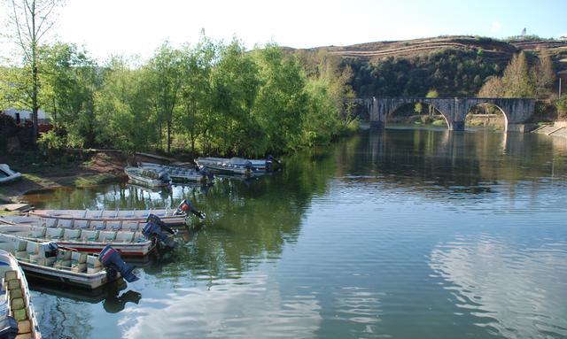 马龙县马过河风光:舟行碧波上 人在画中游