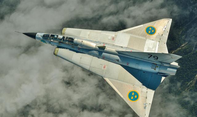 想不到北欧一小国的双三角翼战斗机居然能做眼镜蛇机动