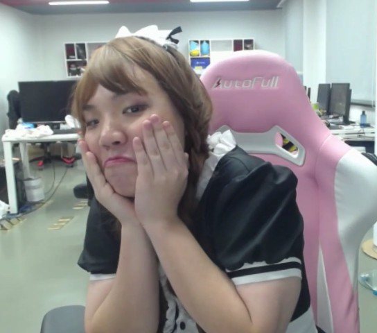 rookie被问什么时候女装直播!rookie:我没买到衣服!