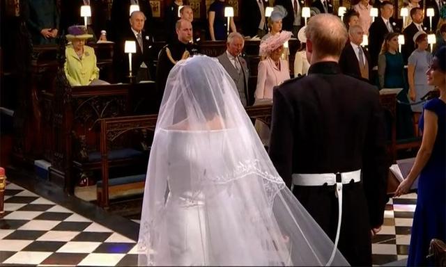 梅根马克尔很快掌握了皇室礼仪她主动向伊丽莎白二世行屈膝礼