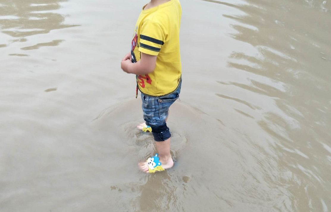 小朋友看到外面又那么多水之后,也下去蹚水玩,真是太天真幼稚了