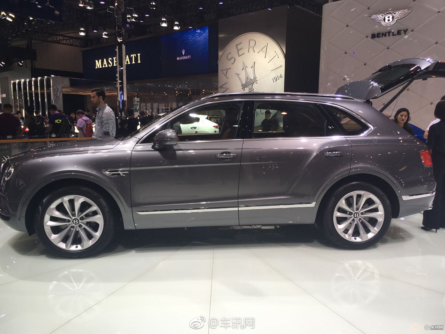 在今日开幕的2018成都车展上,宾利添越v8亮相