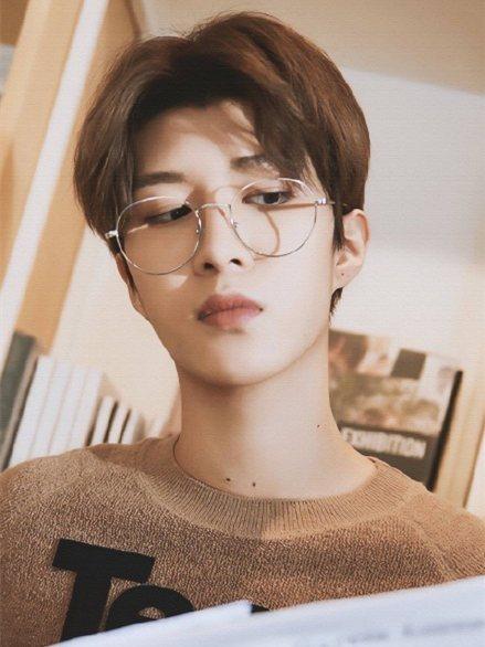 范丞丞真敢穿,紫色秋衣配土黄色裤子?网友:一般人驾驭不了!