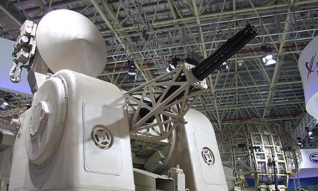 在卡车后部安有1座遥控旋转炮塔,上装7管30毫米730式机炮