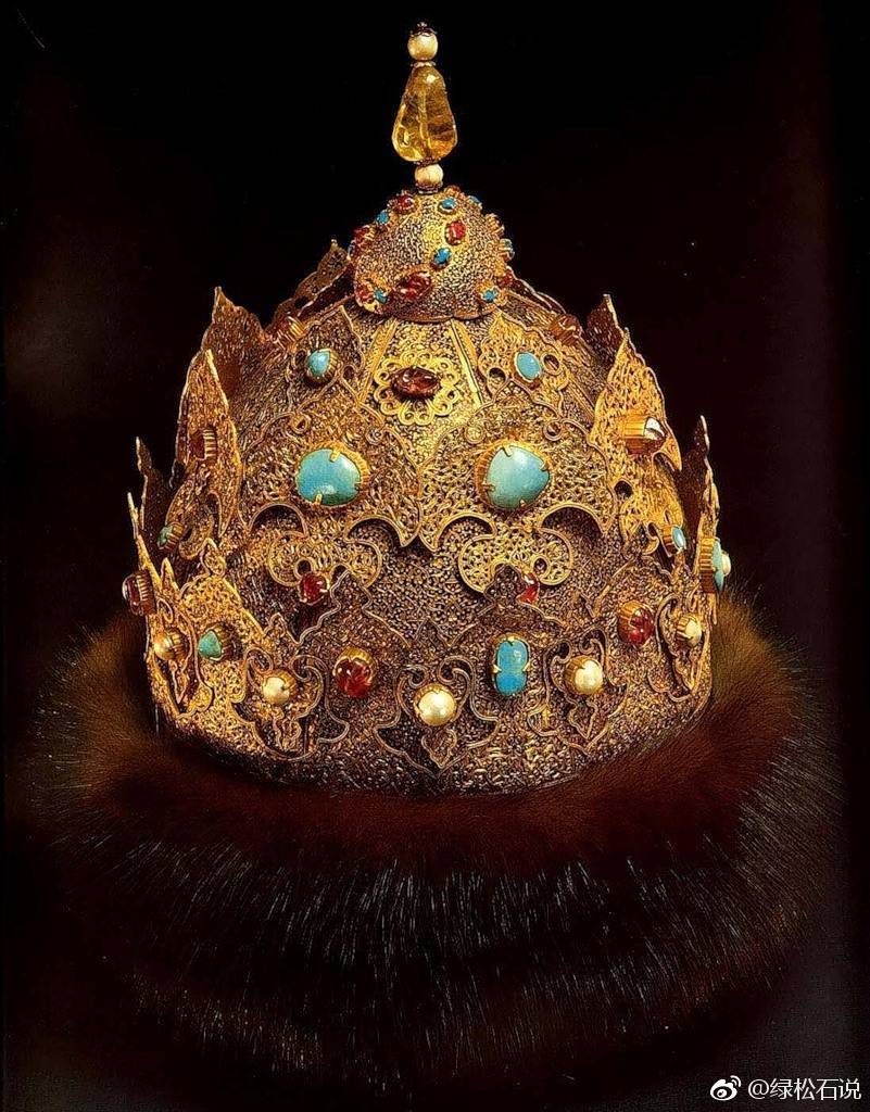 在俄罗斯帝国使用皇冠之前,一直采用的是这种黄金 貂皮 宝石搭配而成