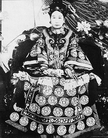 咸丰让慈安小心慈禧,留下密诏制衡,慈安却傻啦吧唧的将密诏烧了