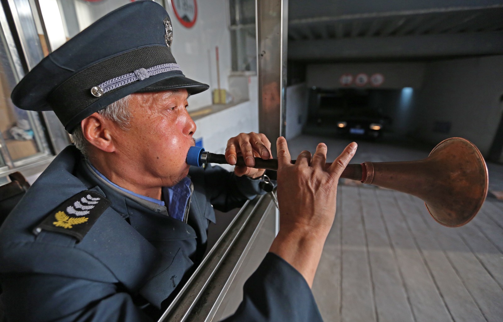 6旬老人车库当保安 家有5套房 还会4种乐器_新浪看点
