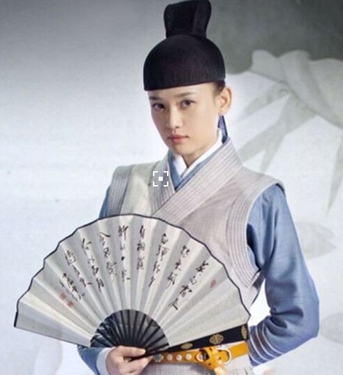 十足,甚至有网友认为她是继林青霞之后扮演东方不败男装最成功的女星