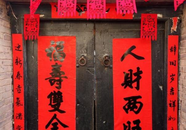 去女友家,准岳母很热情,我看到门上的对联,如遭雷击,分手