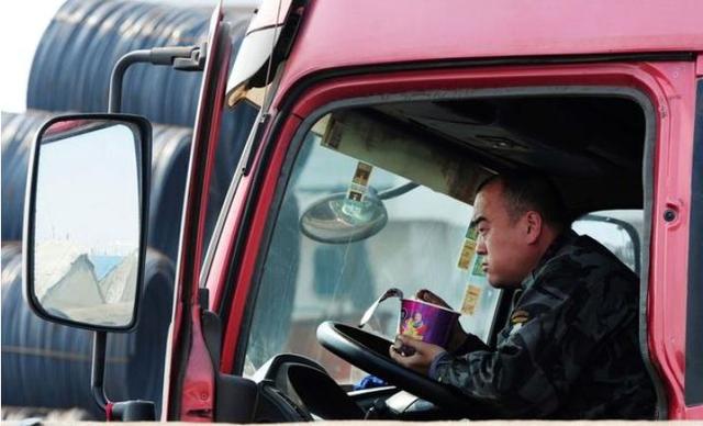 2018开年货运市场惨淡?大量货车滞留停车场,