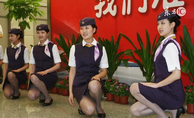 已经形成了一种行业习惯了,所以动姐要穿丝袜很正常,动姐在动车上也